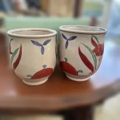 陶器製 湯飲み 2個セット 赤青花柄　夫婦湯呑み