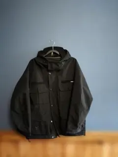 黒いミリタリージャケット フード付き