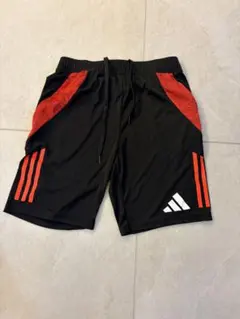 adidas AEROREADY ハーフパンツ 黒赤
