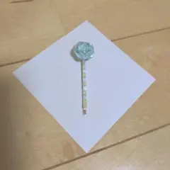 水色花形ヘアピン（ラメ入り）