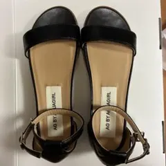 AG BY AQUAGIRL アンクルストラップ フラットサンダル ブラックのサムネイル