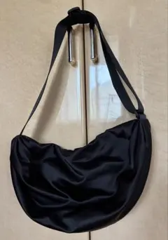 COS ナイロンクロスボディバッグ stain crossbody bag黒 コス】COS CROSSBODY SADDLE BAG ナイロン クロスボディバック (COS