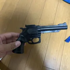리볼버 모양의 장난감 본체