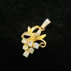 386遺品整理品　ペンダントトップ　ダイヤ？　ジルコニア？　ゴールド？　金？