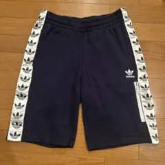 adidas ネイビー ショートパンツ