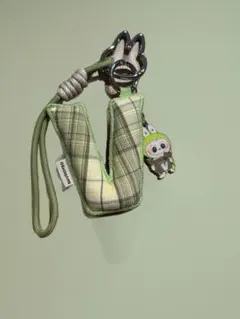 POP MART 「V」字型pin of love イニシャル　ペンダント