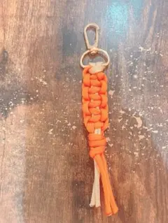 オレンジ とクリーム色のパラコード キーリング