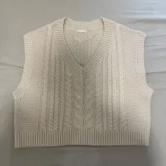 アイボリー Vネック ケーブルニットベスト