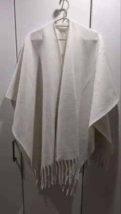 新品未使用 アイボリー フリンジ付きポンチョ ストール 羽織り