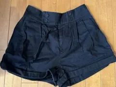 アースミュージック&エコロジー　黒 ボタン付きショートパンツ　レディース服