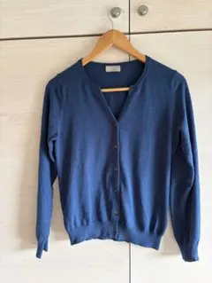 マーガレットハウエルのブルー長袖カーディガン 前開きボタン付き