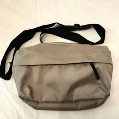 無印良品　ショルダーバック　ベージュ　送料込みのサムネイル