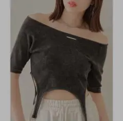 chico オフショルピグメントガーターTEE