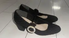 パール装飾付きブラックパンプス