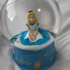 不思議の国のアリスのスノードームです。