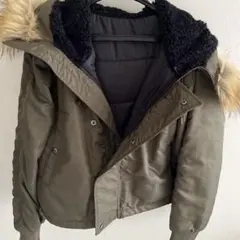 オリーブ色ファー付きショート丈ジャケット