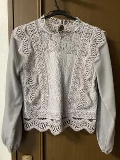 レースフリル長袖ブラウス ライトグレー　セシルマクビー