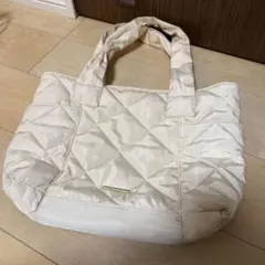 ホワイトナイロンキルティングトートバッグ