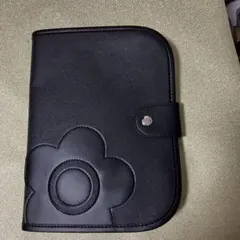 マリークワント　ブラックマルチケース 花型装飾付き