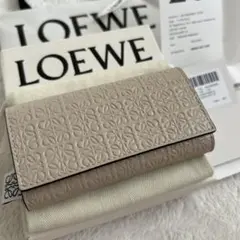 ✨未使用展示品・箱付き✨　LOEWE ミニ財布　リピート　アナグラム　アマソナ LOEWE（ロエベ） ANAGRAM SMALL VERTICAL WALLET C821S33X01 三つ折り