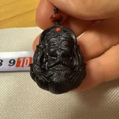 黒色仏像ペンダント 赤いビーズ付き 約10cm