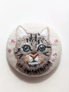 ハンドメイド　キジトラと桜の花びらの手刺繍ブローチ