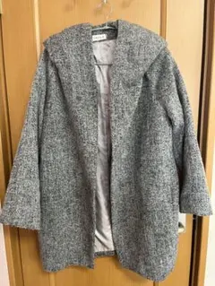 フード付きグレー系ロングコート