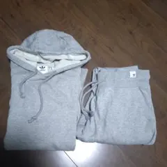 adidas グレー フード付きパーカー