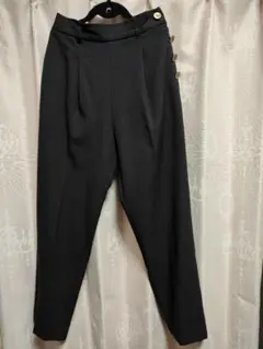 サイドボタン付きテーパードパンツ ブラック