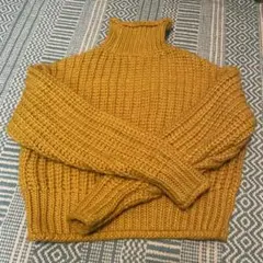 マスタードタートルネックニット