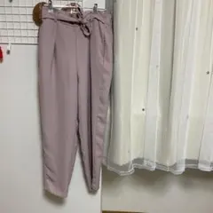 リボン付き薄いピンクテーパードパンツ