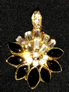 シ*ス様 美しい漆黒のフラワーダイヤネックレス