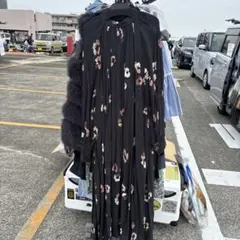 花柄スタンドカラー黒ワンピース