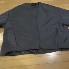 ダークグレー ダウンジャケット ボタン付き　etre nneというブランドです。