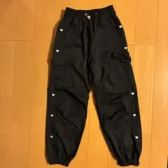 ハートモチーフ付き黒カーゴパンツ