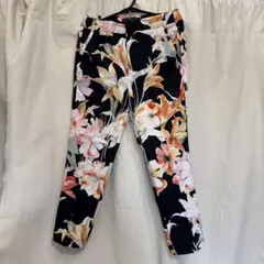 クロップド丈　スラックスパンツ　テーパードパンツ　花柄　フラワープリント