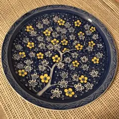 梅花柄の青い円形皿