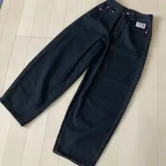 韓国風 ルーズフィットジーンズ、ピンクの文字刺繍つき