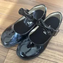 リボン付き黒エナメルフォーマルシューズ