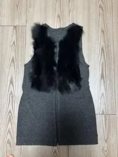 グレー ノースリーブジャケット ブラックファー付き
