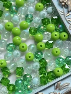 緑色のビーズセット　アソート　約10mm