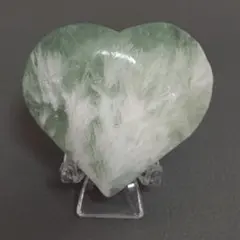 新品　羽が沢山♡　エンジェルフェザーフローライト　ハート　握り石　天然石　台座付