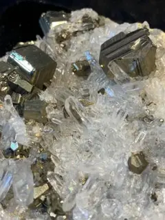 水晶クラスター 共生鉱物 原石 パイライト 黄鉄鉱 鉱物標本 約980g【19