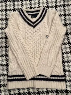 フレッドペリー　ケーブルニット　Vネック　ロゴ刺繍　オフホワイト