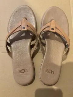 【緊急セール‼️最底値】UGG ベージュ トングサンダル　22.5㎝