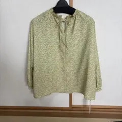 新品未使用！小花柄 長袖ブラウスのサムネイル