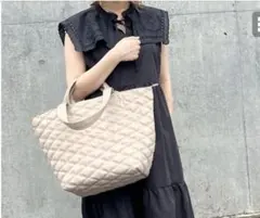 ほぼ未使用ラシットラウンドショルダーバッグ キルティング 金具 
