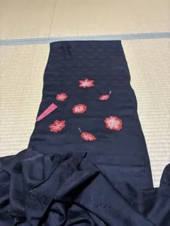 着物反物。黒地。赤の絞り柄はぎれ。リメイク素材。