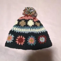 カラフルなニット帽子 ポンポン付き