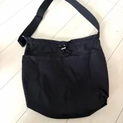GU（ジーユー）ブラックナイロンショルダーバッグ